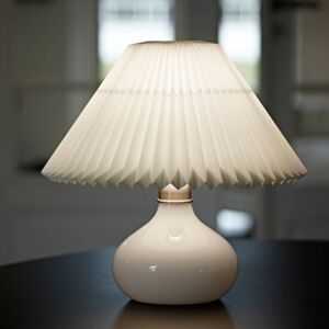 LE KLINT LE KLINT 314 stolní lampa, bílá/mosaz, výška 27cm